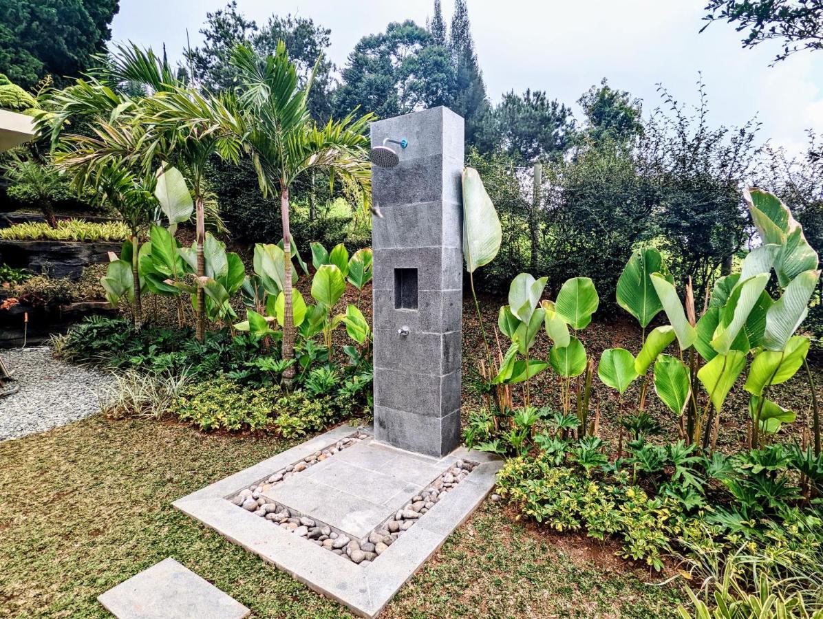 Cottonwood Exclusive Villa @Lembang Asri - Jacuzzi Playground Netflix Billyard Buitenkant foto