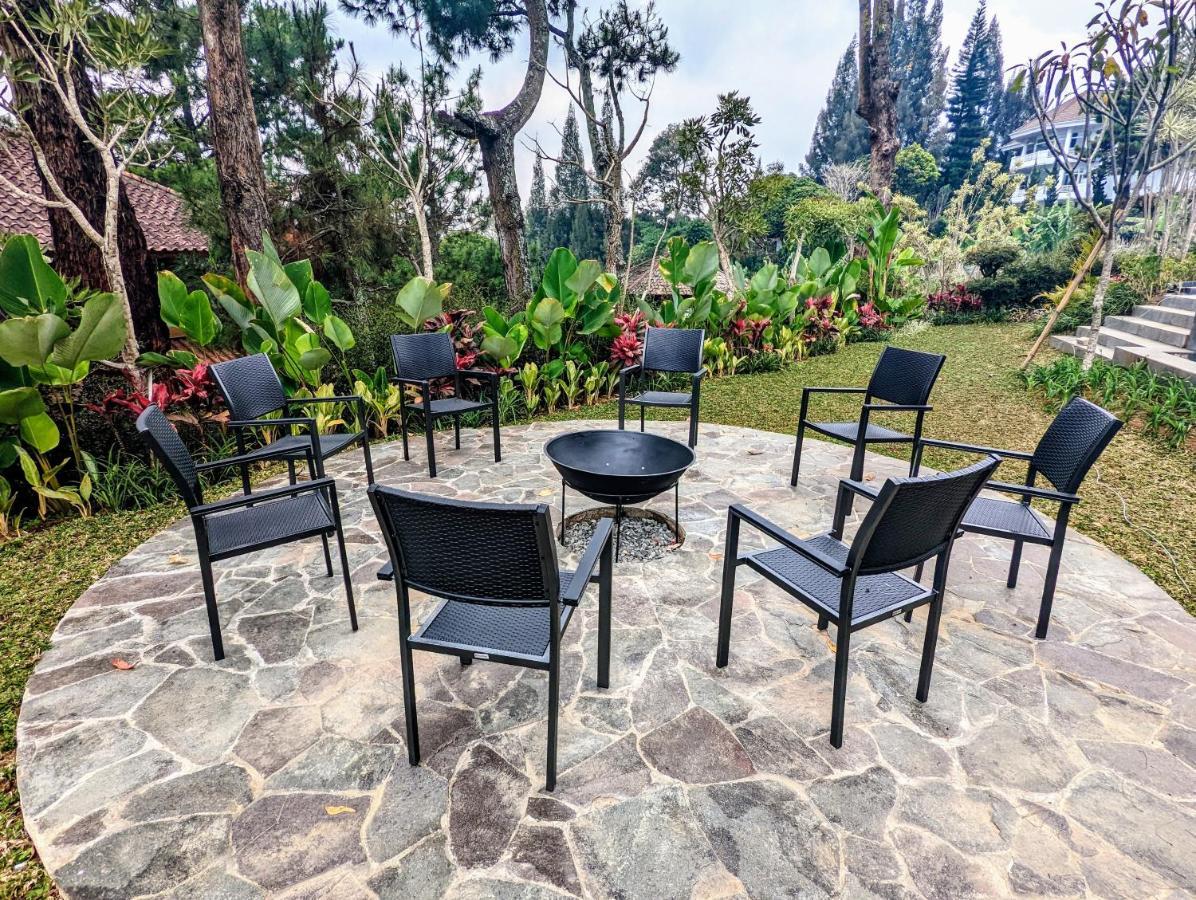 Cottonwood Exclusive Villa @Lembang Asri - Jacuzzi Playground Netflix Billyard Buitenkant foto